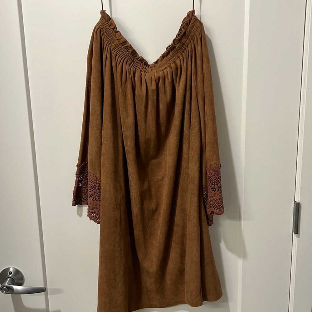 Easel Off the shoulder long sleeve